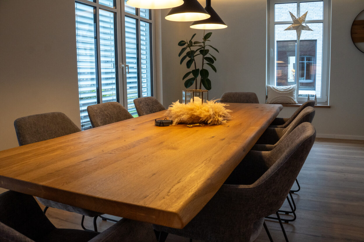 Einblick in ein fertig eingerichtetes Einfamilienhaus. Ausgestattet mit Technik von Fischer